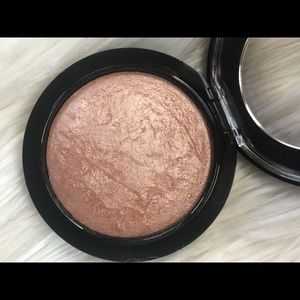 MAC Mineralize Skinfinish Highlighter, NWOT